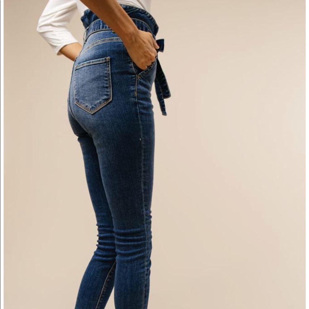 High Waist Ruffle Jeans | size 9 | 2 small holes - Picture 4 of 8